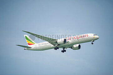 Singapur  Republik Singapur  Boeing 787-9 Dreamliner Passagierflugzeug der Ethiopian Airlines im Landeanflug auf den Flughafen Changi