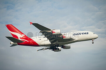 Singapur  Republik Singapur  Airbus A380 Passagierflugzeug der Qantas Airways im Landeanflug auf den Flughafen Changi