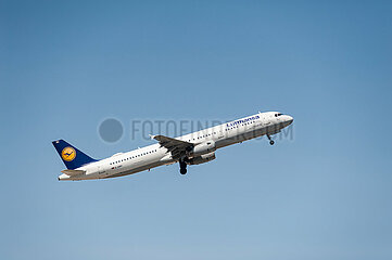 Berlin  Deutschland  Airbus A321 Passagierflugzeug der Lufthansa beim Start vom Flughafen Berlin Brandenburg BER