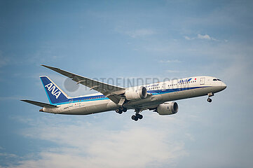 Singapur  Republik Singapur  Boeing 787-9 Dreamliner Passagierflugzeug der All Nippon Airways ANA im Landeanflug auf den Flughafen Changi