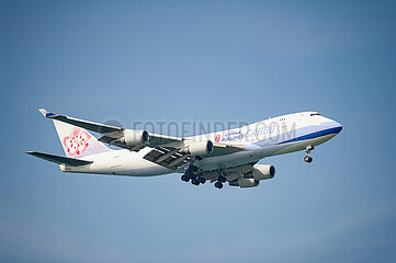 Singapur  Republik Singapur  Boeing 747-400F Frachtflugzeug der China Airlines Cargo im Landeanflug auf den Flughafen Changi