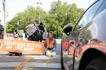 Jesuitenpater Jörg Alt blockiert Straße in München