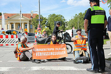 Jesuitenpater Jörg Alt blockiert Straße in München
