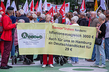 Seniorinnen und Senioren demonstrieren gegen Altersarmut