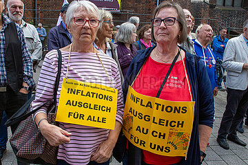 Seniorinnen und Senioren demonstrieren gegen Altersarmut