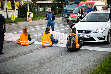 Autofahrer drehen durch und greifen Journalisten bei Blockade der Letzten Generation am Innsburcker Ring an