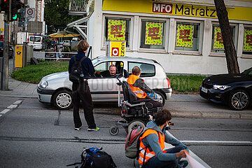 Autofahrer drehen durch und greifen Journalisten bei Blockade der Letzten Generation am Innsburcker Ring an