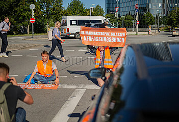 Zur IAA: Letzte Generation blockiert in München und Autofahrer watscht Aktivisten