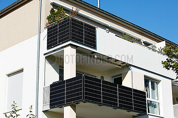 Berlin  Deutschland - Solarmodule an Balkonen eines Mehrfamiienhauses zur privaten Stromerzeugung.