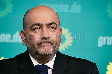 Berlin  Deutschland - Der Bundesvorsitzende Omid Nouripour von BUENDNIS 90/DIE GRUENEN bei einer Pressekonferenz.