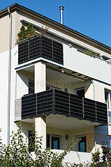 Berlin  Deutschland - Solarmodule an Balkonen eines Mehrfamiienhauses zur privaten Stromerzeugung.