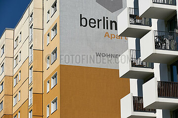Berlin  Deutschland - Neubau eines Apartementhochhauses neben einem sanierten Plattenbau in Lichtenberg.