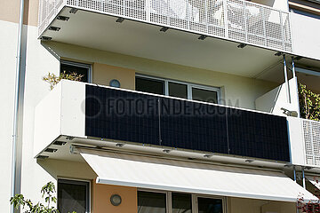 Berlin  Deutschland - Solarmodule am Balkon eines Mehrfamiienhauses zur privaten Stromerzeugung.
