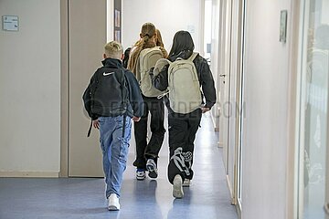 Schüler gehen durch eine Tür in einer Schule