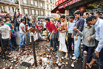 FRANCE. PARIS (75) 18TH DISTRICT. FEAST OF GANESH (2009 EDITION). EVERY YEAR  AT THE END OF SUMMER  THE INDIAN COMMUNITY PAY HOMAGE TO THE FAMOUS INDIAN GOD  WITH A COLORFUL PROCESSION.