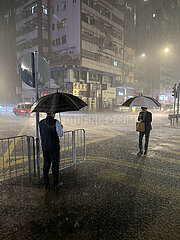 China-hong Kong-Downpour-verletzte Menschen (CN)