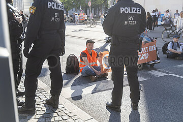 Blockade der Letzten Generation in München mit Lebenslaute