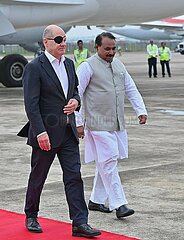 Bundeskanzler Olaf Scholz bei Landung zum G20-Gipfel in Indien
