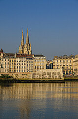 FRANCE. PYRENEES-ATLANTIQUES (64). BAYONNE. CLASSICAL BUILDINGS ON THE BANKS OF THE ADOUR  FROM THE NORTH BANK AND THE SAINT-ESPRIT DISTRICT