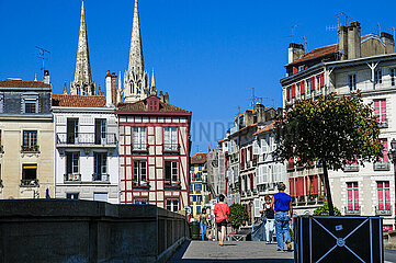 FRANCE. PYRENEES-ATLANTIQUES (64). BAYONNE. HOUSES ON THE QUAYS OF THE NIVE AND THE MARENGO BRIDGE. IN THE DISTANCE: SAINTE-MARIE CATHEDRAL