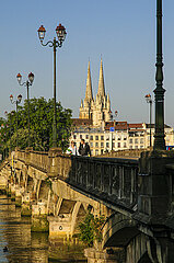 FRANCE. PYRENEES-ATLANTIQUES (64). BAYONNE. THE CITY CENTER AND SAINTE-MARIE CATHEDRAL FROM THE SAINT-ESPRIT BRIDGE