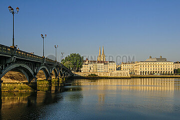 FRANCE. PYRENEES-ATLANTIQUES (64). BAYONNE. CLASSICAL BUILDINGS ON THE BANKS OF THE ADOUR  FROM THE NORTH BANK AND THE SAINT-ESPRIT DISTRICT. ON THE LEFT: THE HOLY SPIRIT BRIDGE.