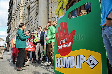 Greenpeace übergibt Unterschriften gegen Glyphosat an Staatssekretärin Silvia Bender