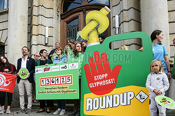 Greenpeace übergibt Unterschriften gegen Glyphosat an Staatssekretärin Silvia Bender