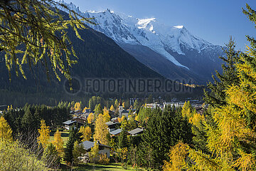 FRANCE. HAUTE-SAVOIE (74) CHAMONIX  THE VILLAGE OF ARGENTIERE AND THE MONT BLANC MASSIF IN THE BACKGROUND IN AUTUMN