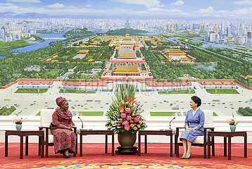 China-Beijing-Peng Liyuan-Zambian First Lady-Meeting (CN)