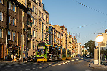 Polen  Poznan - Strassenbahn auf der Ulica Dabrawskiego  Hauptstrasse im Stadtteil Jezyce  Abendsonne spiegelt sich in Verkehrsschild