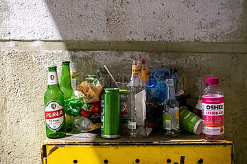 Polen  Poznan - Leere Flaschen von Bier  Schnaps und anderer Muell in der Innenstadt