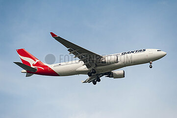 Singapur  Republik Singapur  Airbus A330 Passagierflugzeug der Qantas Airways im Landeanflug auf den Flughafen Changi
