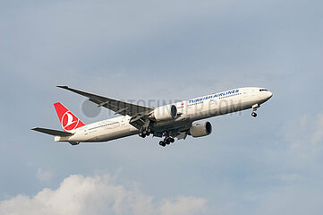 Singapur  Republik Singapur  Boeing 777-300 Passagierflugzeug der Turkish Airlines im Landeanflug auf den Flughafen Changi