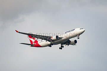 Singapur  Republik Singapur  Airbus A330 Passagierflugzeug der Qantas Airways im Landeanflug auf den Flughafen Changi