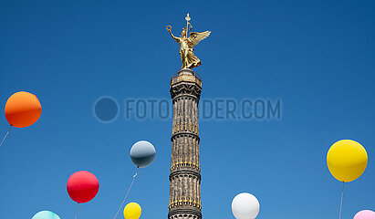 Berlin  Deutschland  Luftballons vor Siegessaeule auf der 2023 Techno-Parade Rave the Planet   Nachfolgeveranstaltung der Loveparade