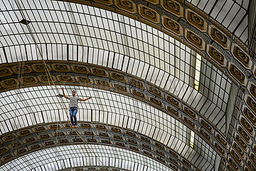FRANCE. PARIS (75) (7TH DISTRICT) ORSAY MUSEUM: TIGHTROPE WALKER NATHAN PAULIN CROSSES THE NAVE OF THE MUSEUM (AS PART OF EUROPEAN HERITAGE DAYS). THIS PERFORMANCE  ?LES TRACEURS?  WAS DESIGNED BY CHOREOGRAPHER RACHID OURAMDANE. IN ADDITION TO N.PAULIN'S STROLL ABOVE THE VISITORS  THE PERFORMANCE COMBINES THE SPECTACLE OF 9 ACROBATS ON THE GROUND. (2023/09/16)