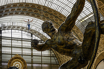 FRANCE. PARIS (75) (7TH DISTRICT) ORSAY MUSEUM: TIGHTROPE WALKER NATHAN PAULIN CROSSES THE NAVE OF THE MUSEUM (AS PART OF EUROPEAN HERITAGE DAYS). (IN THE FOREGROUND: THE SCULPTURE HERAKLES ARCHER   BY ANTOINE BOURDELLE). THIS PERFORMANCE  ?LES TRACEURS?  WAS DESIGNED BY CHOREOGRAPHER RACHID OURAMDANE. IN ADDITION TO N.PAULIN'S STROLL ABOVE THE VISITORS  THE PERFORMANCE COMBINES THE SPECTACLE OF 9 ACROBATS ON THE GROUND. (2023/09/16)