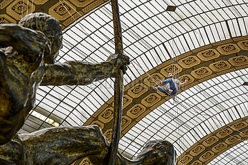 FRANCE. PARIS (75) PARIS (75) 7TH DISTRICT. ORSAY MUSEUM: THE FUNAMBULER NATHAN PAULIN CROSSES THE NAVE WITHOUT A NET (AS PART OF EUROPEAN HERITAGE DAYS). IN THE FOREGROUND: THE ?HERAKLES ARCHER? SCULPTURE  BY ANTOINE BOURDELLE.