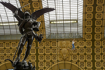FRANCE. PARIS (75) (7TH DISTRICT) ORSAY MUSEUM: TIGHTROPE WALKER NATHAN PAULIN CROSSES THE NAVE OF THE MUSEUM (AS PART OF EUROPEAN HERITAGE DAYS). THIS PERFORMANCE  ?LES TRACEURS?  WAS DESIGNED BY CHOREOGRAPHER RACHID OURAMDANE. IN ADDITION TO N.PAULIN'S STROLL ABOVE THE VISITORS  THE PERFORMANCE COMBINES THE SPECTACLE OF 9 ACROBATS ON THE GROUND. (2023/09/17) IN THE FOREGROUND: SAINT MICHEL (OR SAINT MICHAEL SLAYING THE DRAGON )  SCULPTURE BY EMMANUEL FREMIET
