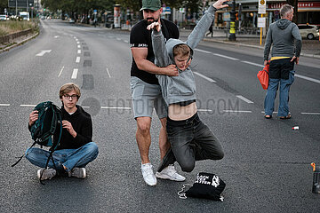 Polizei in zivil verhindert Blockade der Letzten Generation am Ernst-Reuther-Platz in Berlin