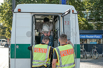 Polizei in zivil verhindert Blockade der Letzten Generation am Ernst-Reuther-Platz in Berlin