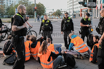 Polizei verhindert Blockade der Letzten Generation an der Landsberger Allee in Berlin