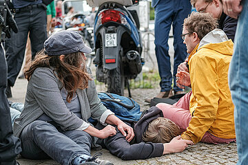 Schmerzgriffe bei Blockade der Letzten Generation in der Landsberger Allee in Berlin