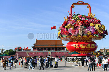 China-Beijing-Tian'anmen Square-Flower-Korb (CN)