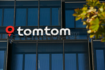 Berlin  Deutschland - Logo des niederlaendischen Unternehmens TomTom an der Niederlassung Berlin.