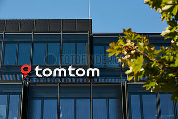Berlin  Deutschland - Logo des niederlaendischen Unternehmens TomTom an der Niederlassung Berlin.