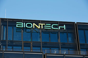 Berlin  Deutschland - Logo des deutschen Biotechnologieunternehmens BioNTech an seiner Hauptstadtrepraesentanz.