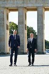 Berlin  Deutschland - Vitali Klitschko und Kai Wegner auf dem Pariser Platz vor dem Brandenburger Tor.