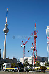 Berlin  Deutschland - Baukraene an der Grossbaustelle des Immobilienunternehmens Covivio am Alexanderplatz.
